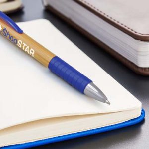117410 TRENDS Trinity Bamboo Pen The TRENDS Trinity Bamboo Pen is a retractable ball pen with natural bamboo barrel. 9 colours. Great branded eco pens from TRENDS.