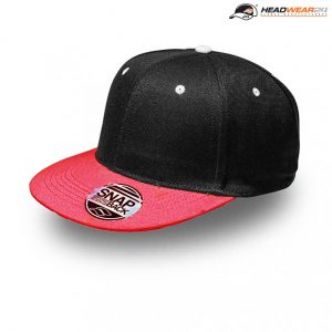 The Headwear24 2 Tone Snapback Flat Peak Cap is a 100% Acrylic, OSFA cap.  4 colours.  6 panel.  Great branded snapback, flat peak caps.