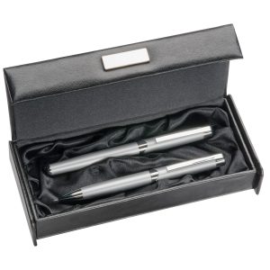 The Catalogue Leather Look Pen Box is a double pen box with silk lining and a magnetic closure. Available in leather look black.