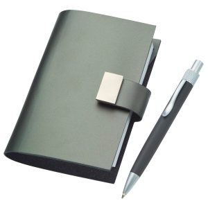 The Catalogue Split Leather Jotter is an A6 jotter pad with a titanium coloured cover. Includes Black ink pen. Snap closure.