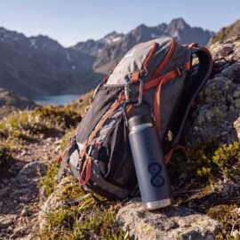 The TRENDS Frontier Hyke Vacuum Bottle is a 900ml double wall vacuum bottle. Made for the outdoors. Stainless steel, popwder coated. Straw lid. 3 colours.